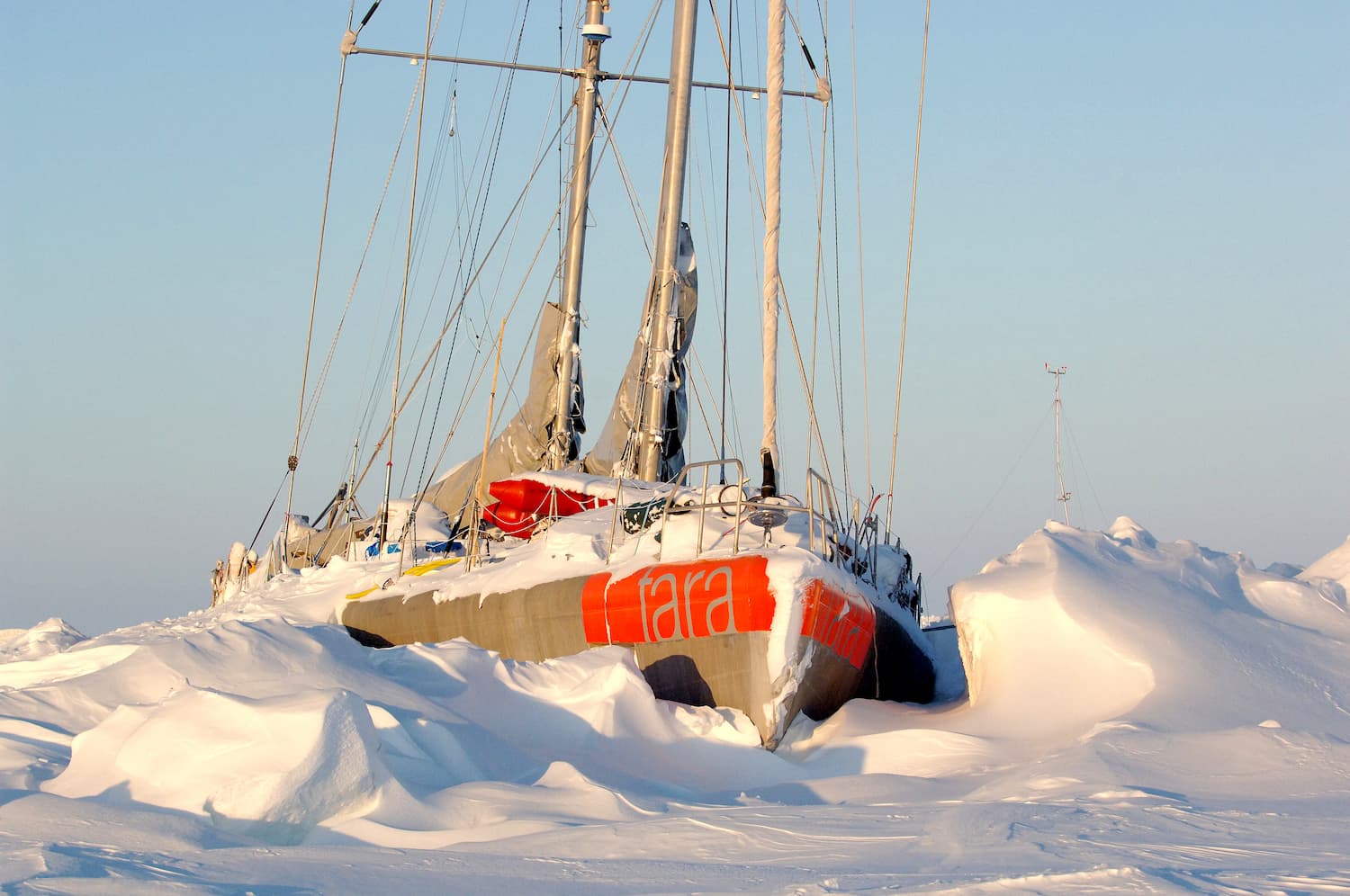 La goélette tara emprisonnée dans la banquise lors de la mission Tara Arctic.