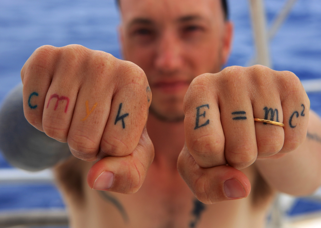 Tatouages sur les mains de Spencer Lowell