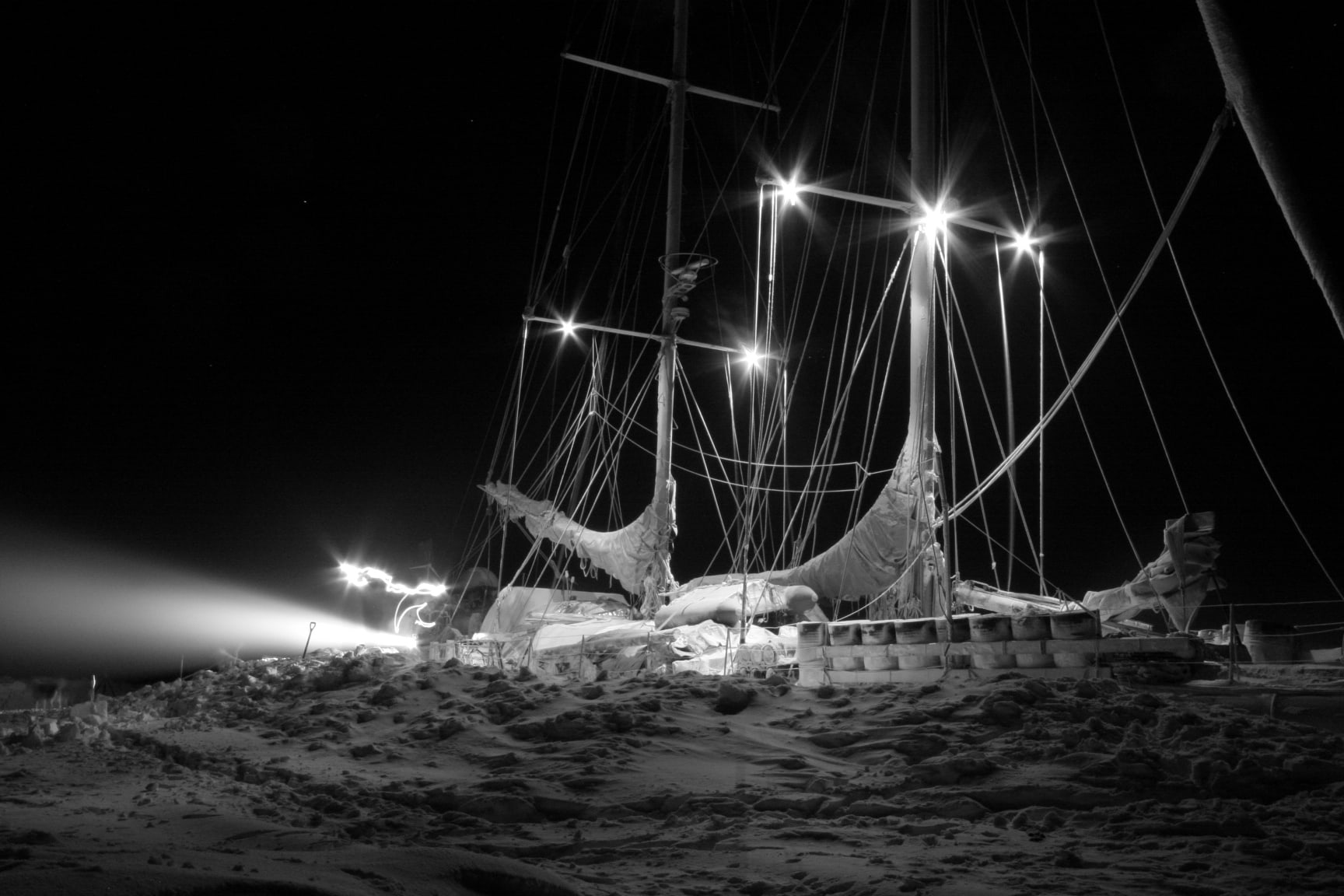 La goélette tara dans une nuit polaire en arctique