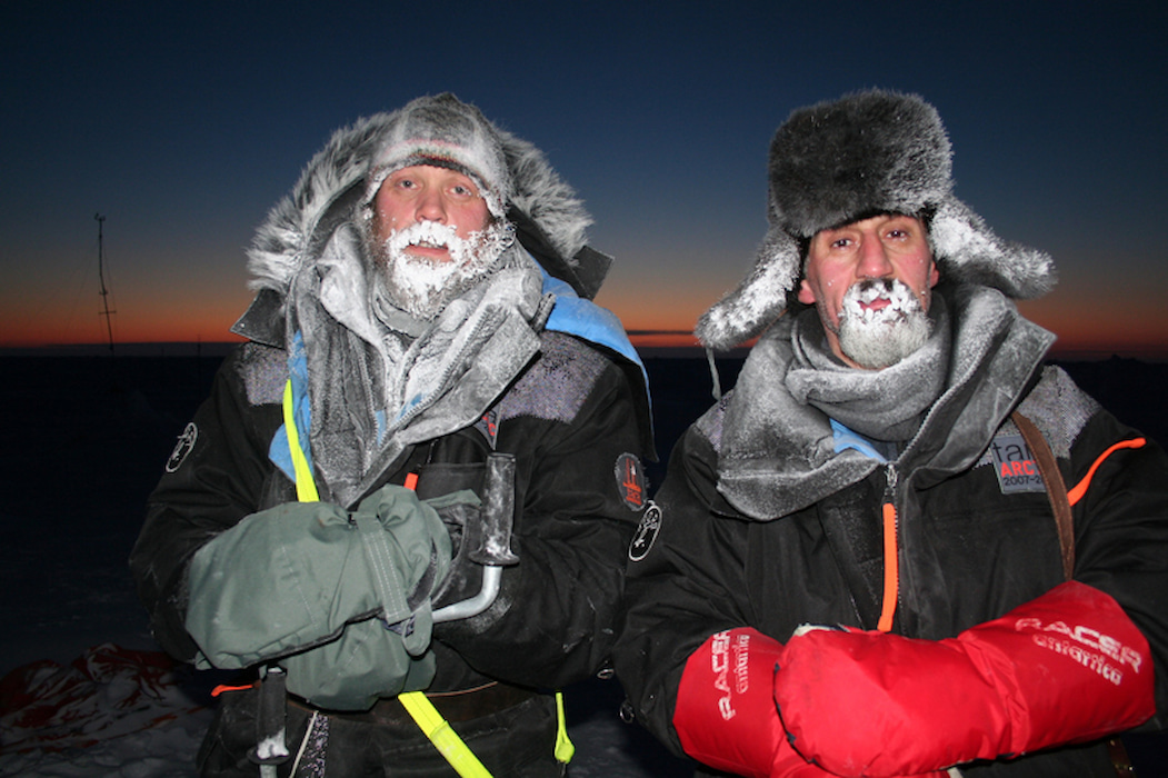 Deux taranautes au cœur du froid polaire en Arctique.