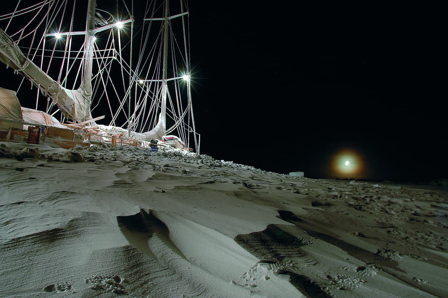 Immersion de la goélette pendant 140 jours dans la nuit polaire.