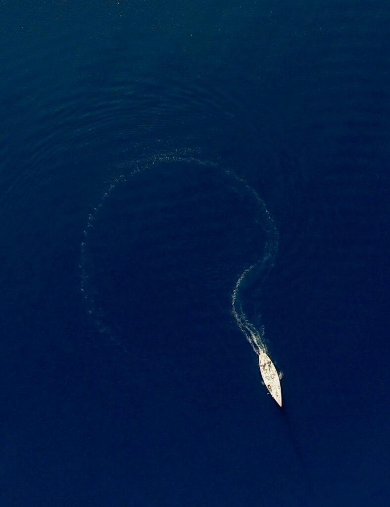 Tara dessine un point d'interrogation en pleine navigation