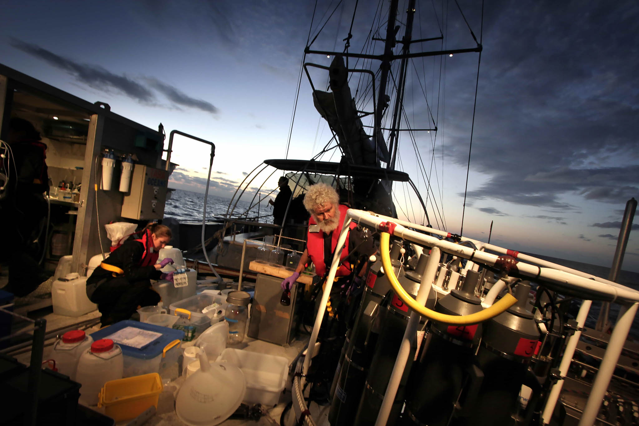 Les scientifiques à bord de la goélette tara.