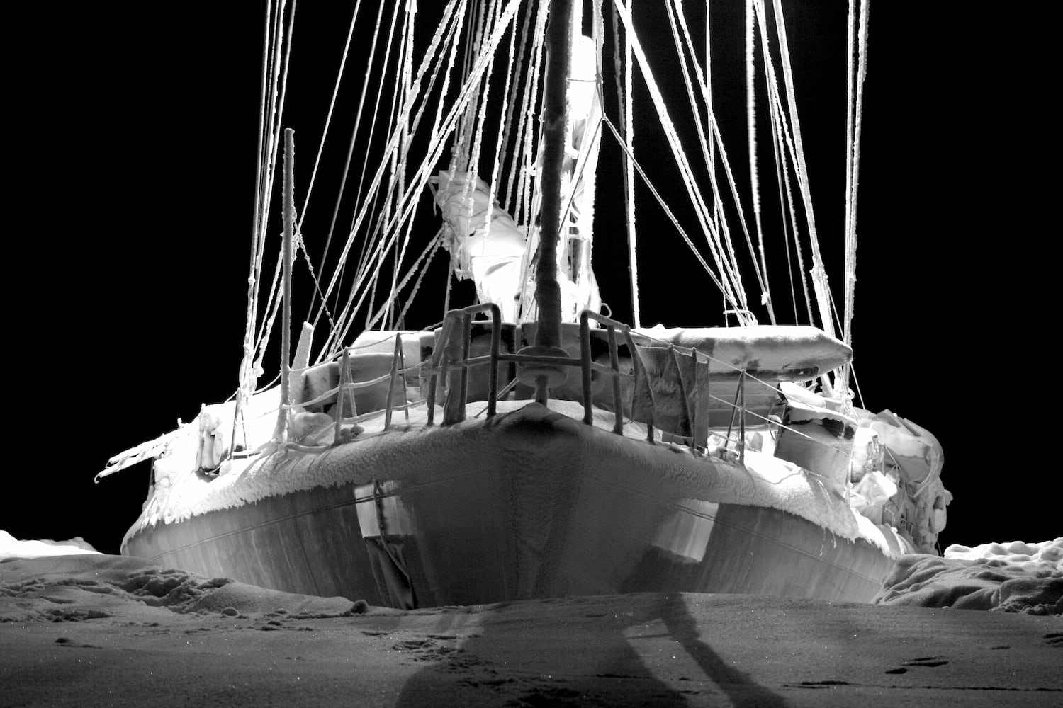 La goélette tara prise dans la glace en Arctique