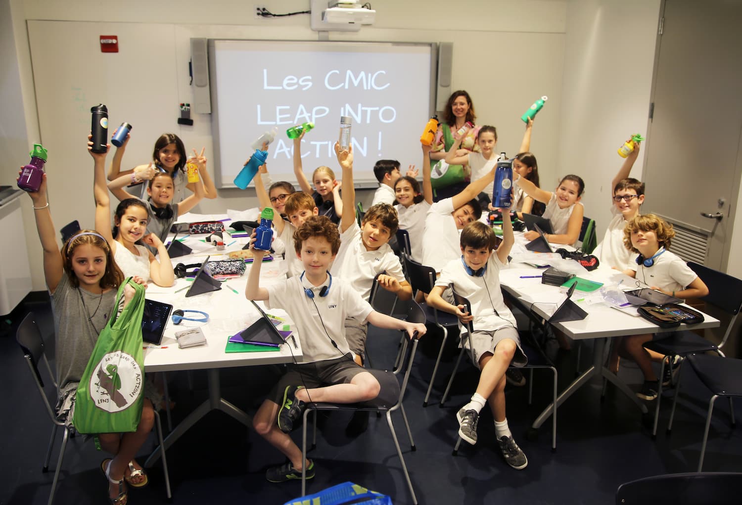 Des élèves en classe qui suivent les programmes pédagogiques de Tara