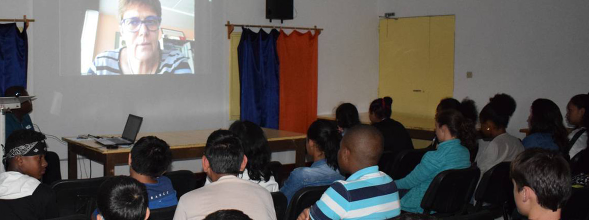 Visioconférence avec une chercheuse depuis une classe de Madagascar.
