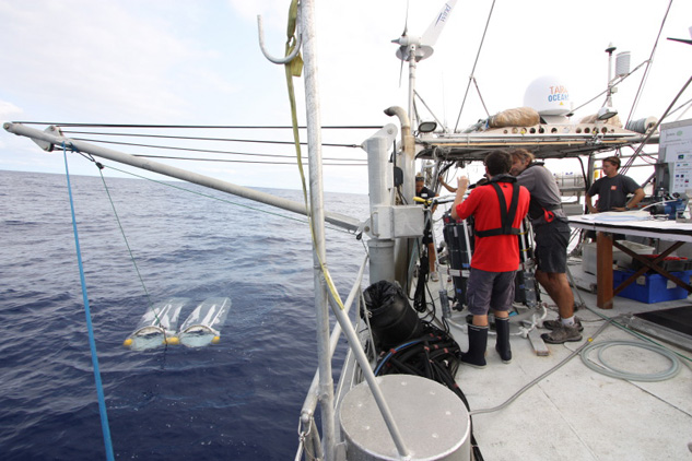 Vue du pont de la goélette tara sur le filet manta en cours d'échantillonnage