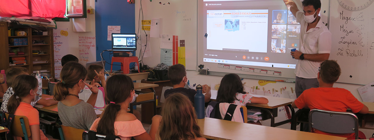 Le programme pédagogique Echo d'escale présenté aux élèves d'une classe.