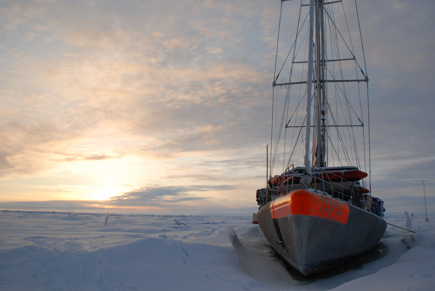 Coucher de soleil sur la goélette Tara prise dans la glace