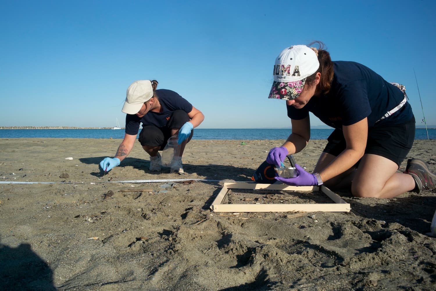 Prélèvements de microplastiques sur la plage