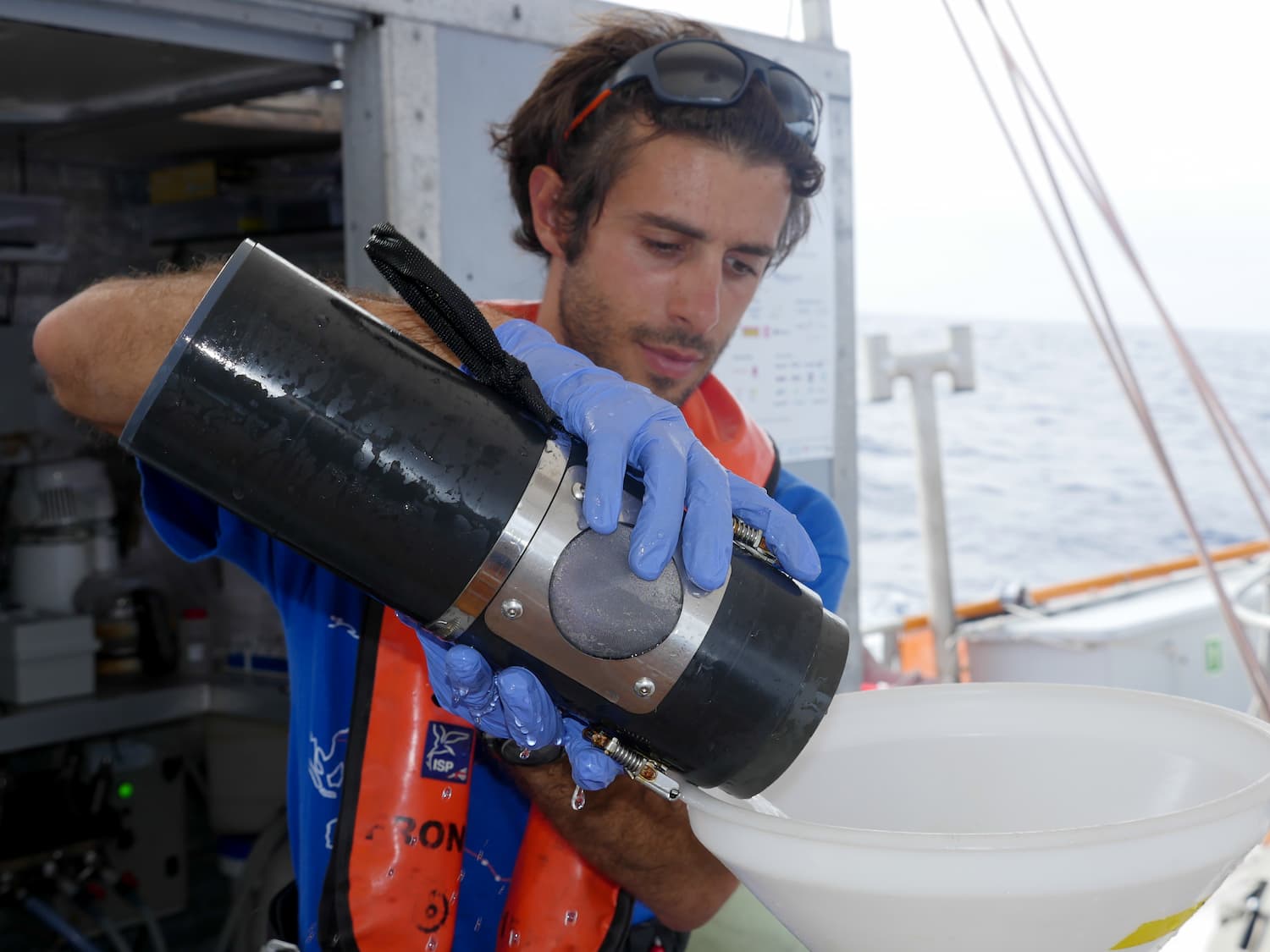 Un scientifique filtre un échantillon d'eau de mer
