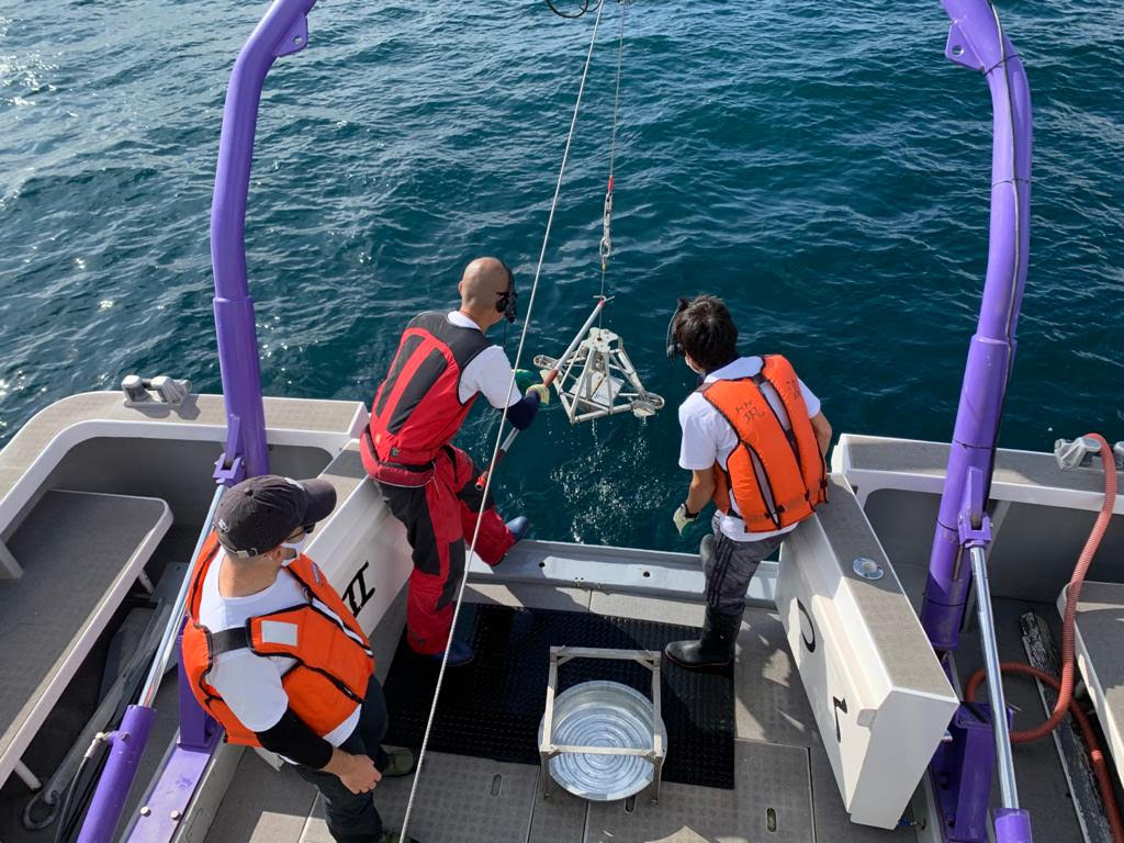 Les chercheurs de la misson Tara-Jambio font dériver un filet Neuston en forme d’entonnoir