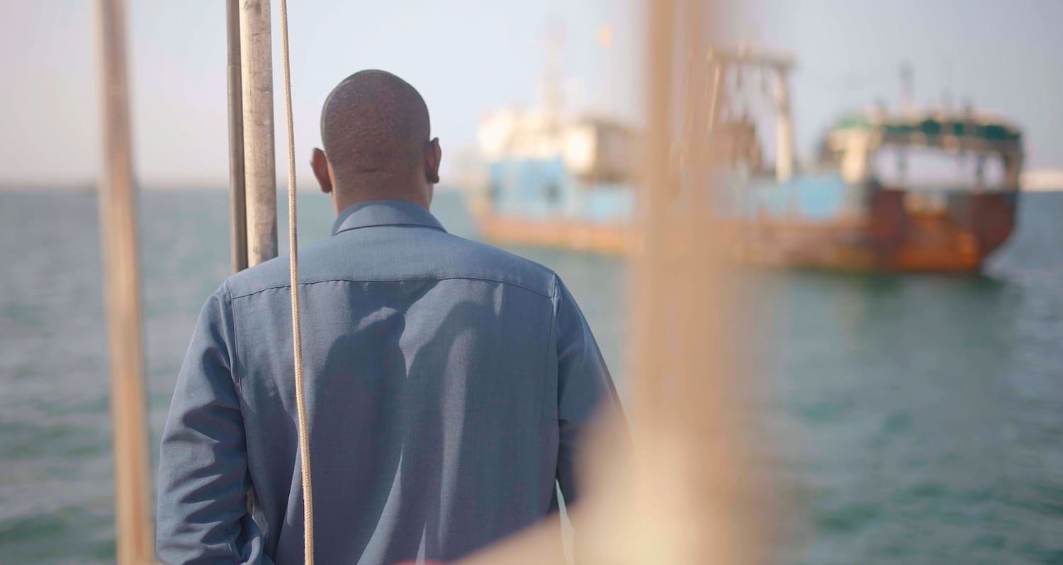 Marin scrutant l'horizon