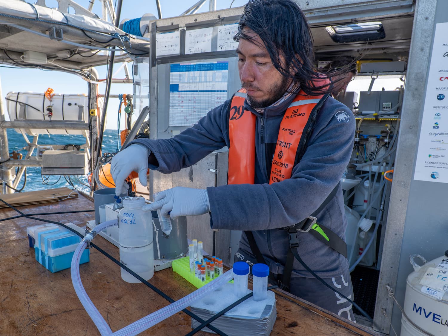 Emilio Alarcon travaille sur table arrière lors de la mission Microbiomes