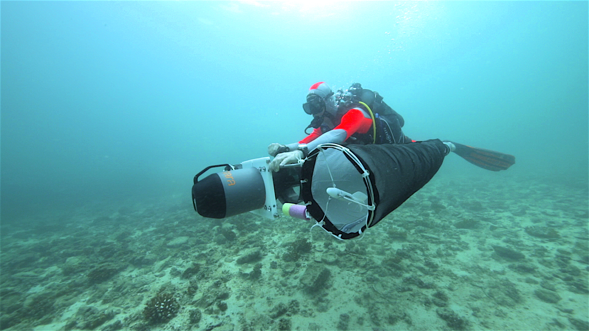 Echantillonnage des eaux surplombant le récif