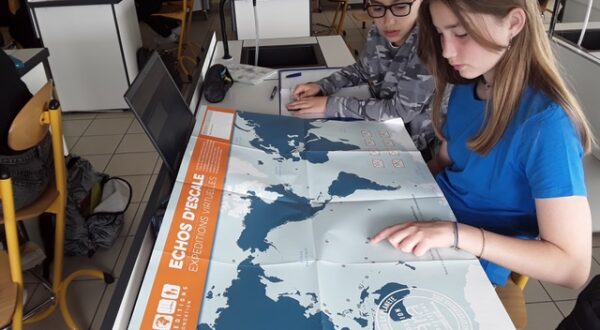 Elèves sur l'opération Echos d'escale