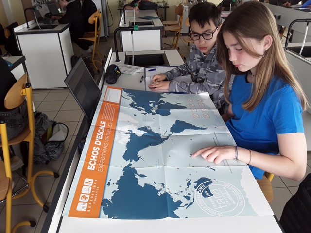 Elèves sur l'opération Echos d'escale