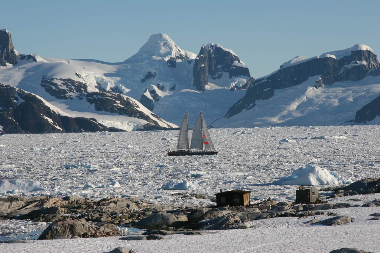 Tara en Antarctique au milieu des glaces ©Francis Latreille