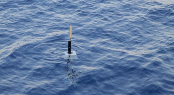 Récupération d’une balise Argo par la goélette Tara en mer Méditerranée ©️Clémentine Benac - Fondation Tara Océan