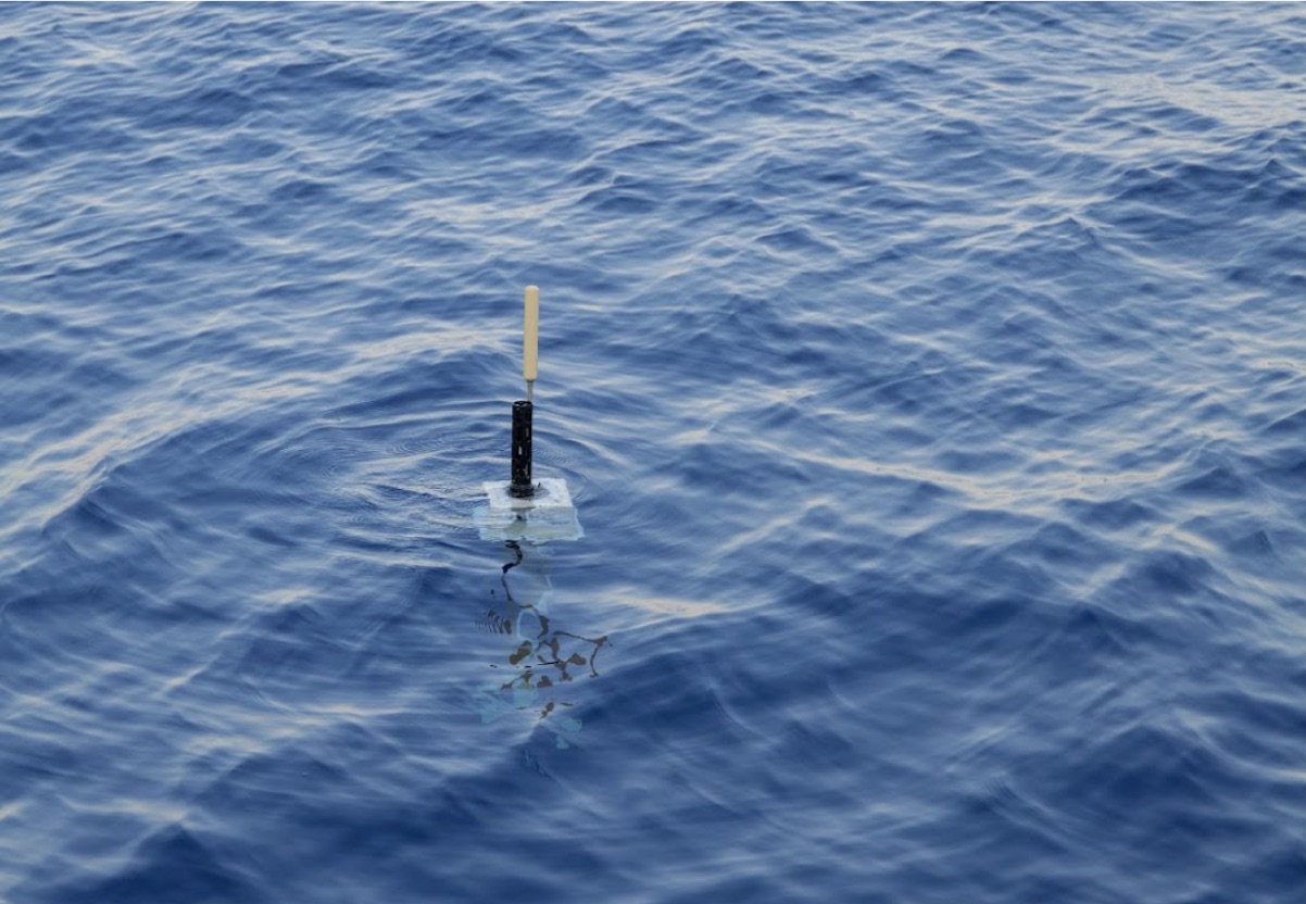 Récupération d’une balise Argo par la goélette Tara en mer Méditerranée ©️Clémentine Benac - Fondation Tara Océan