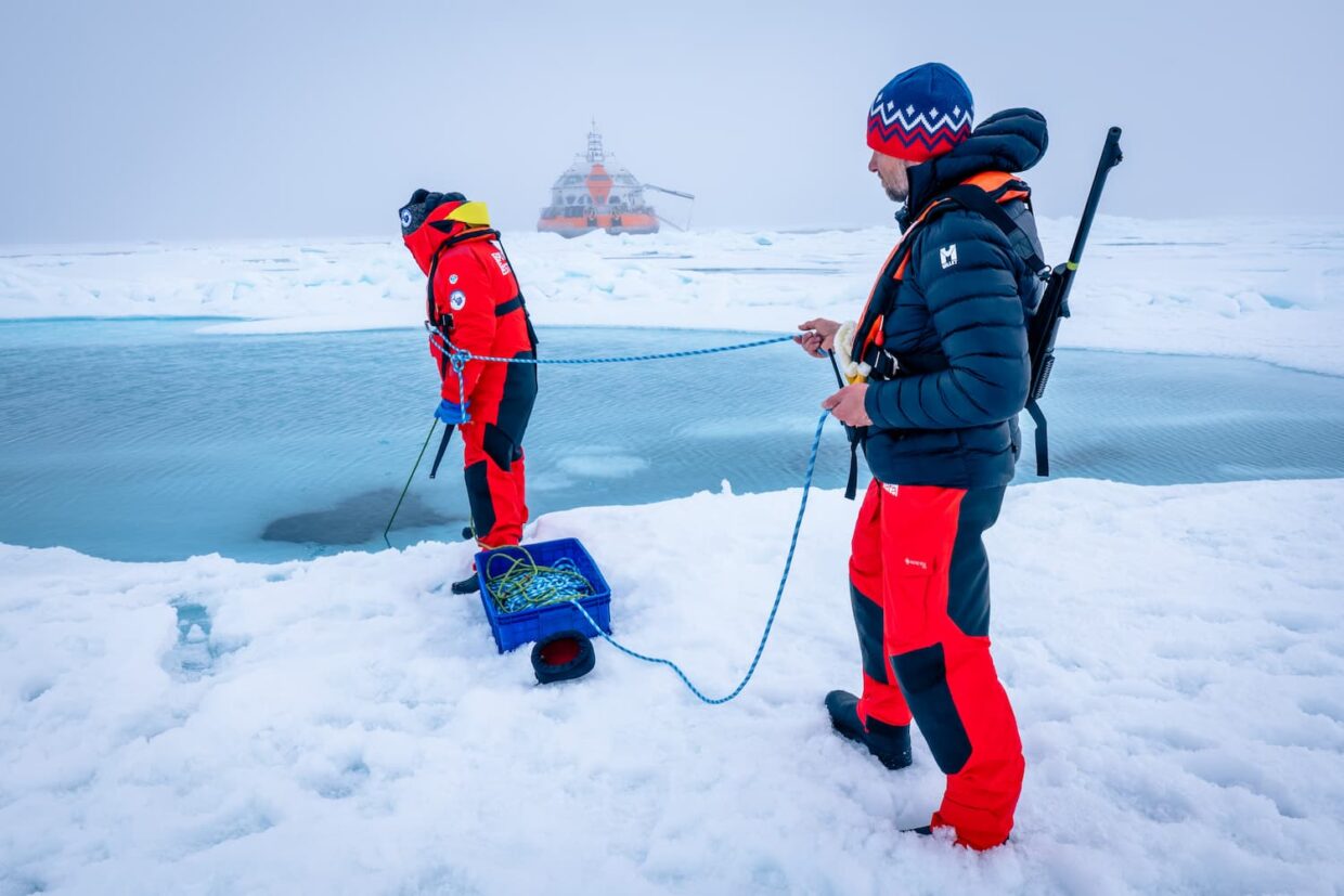 Nicolas Floch et l’estonien Timo Palo sur la banquise font des prélèvements d’eau