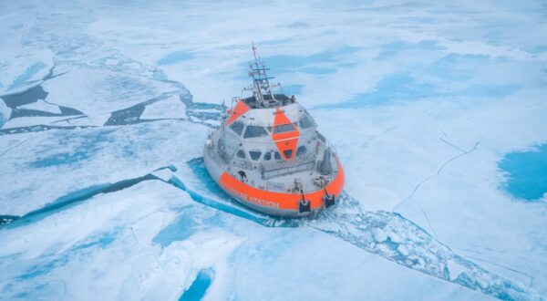 Tara Polar Station emprisonnée dans la banquise ©Maéva Bardy