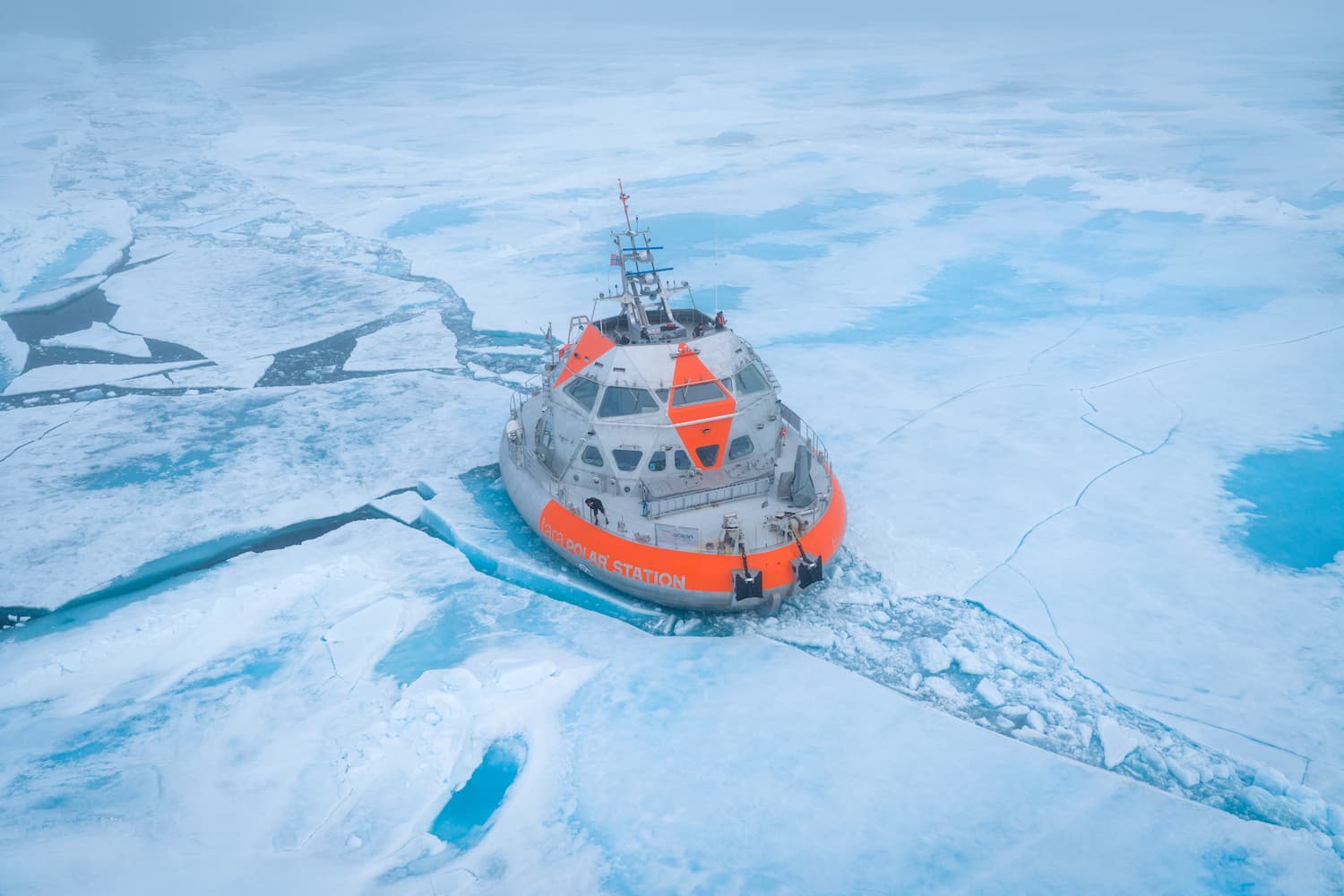 Tara Polar Station emprisonnée dans la banquise ©Maéva Bardy