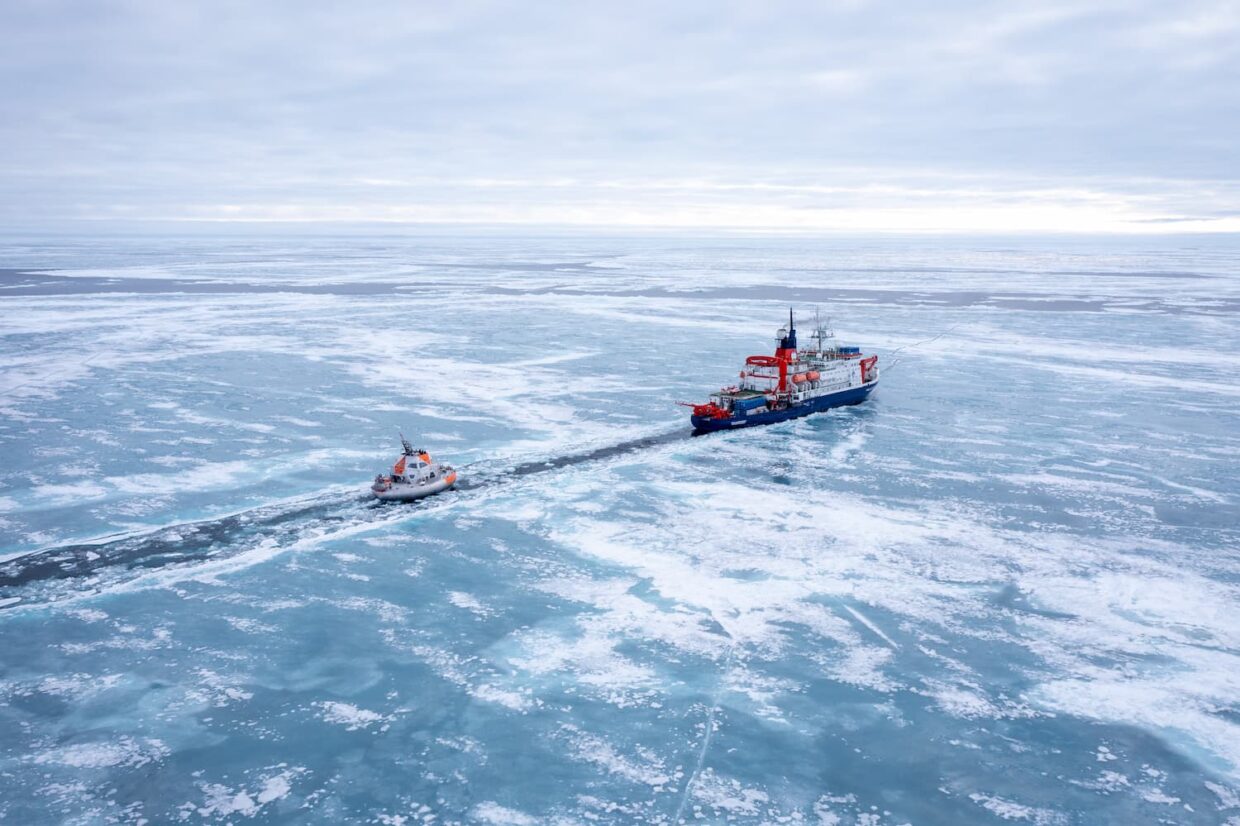 Tara Polar Station suit le Polarstern qui lui ouvre la voie ©Maéva Bardy